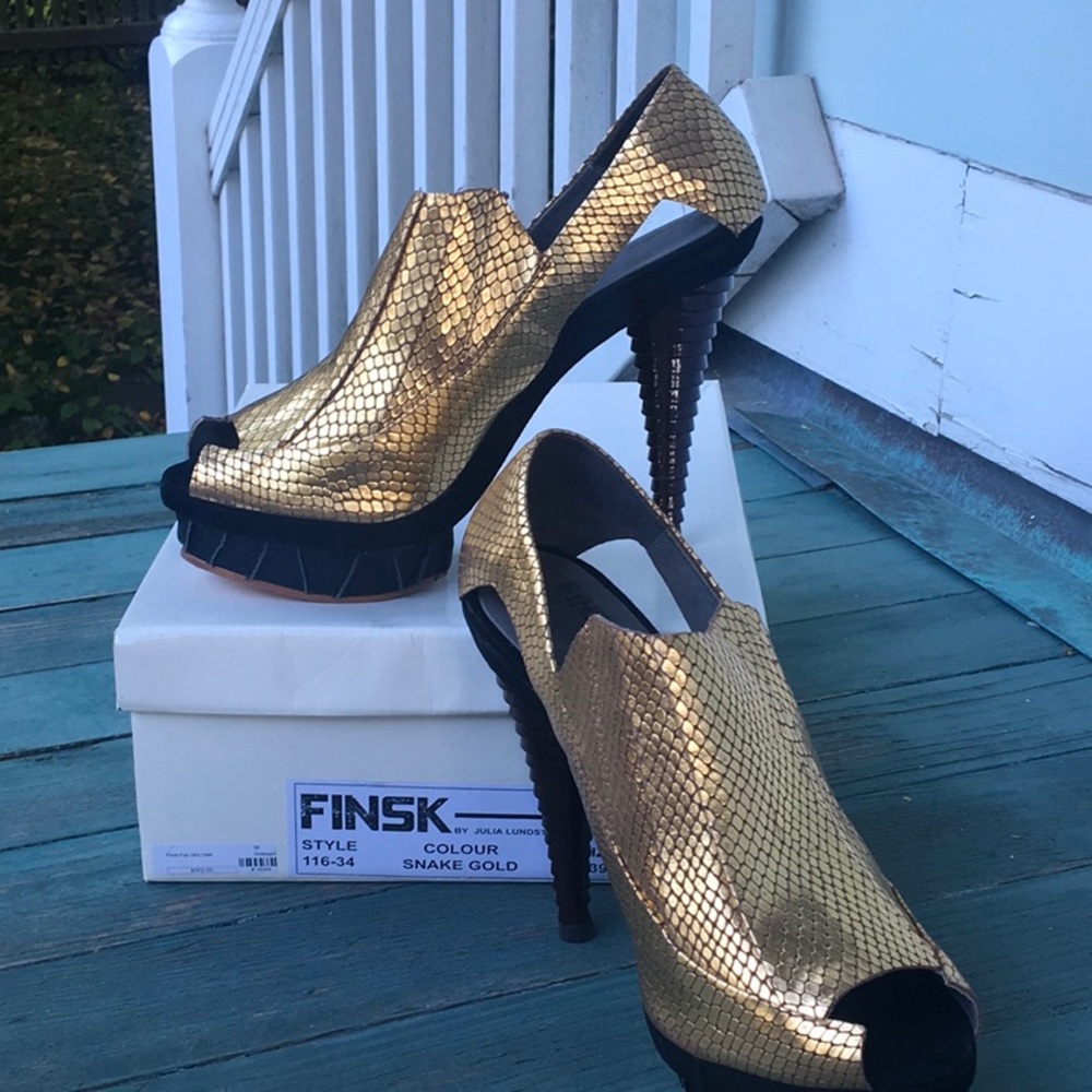 Finsk platform gold faux snakeskin open toed pumps